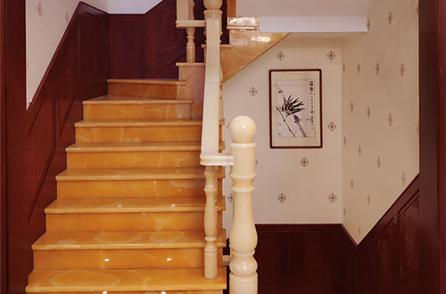 高要中式别墅室内汉白玉石楼梯的定制安装装饰效果