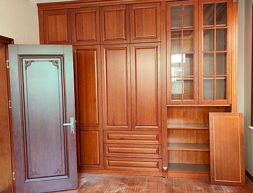 高要中式家庭装修里定制的实木衣柜效果图